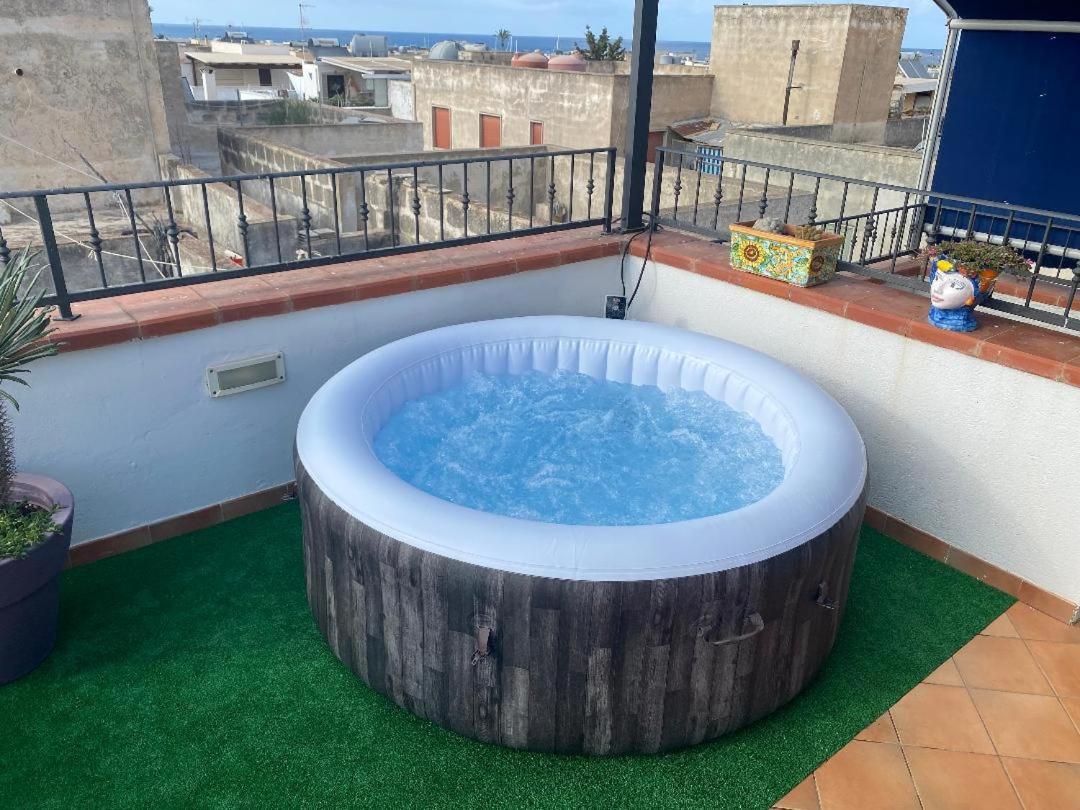 Apartment With Terraces And Private Jacuzzi - San Vito 400M From Beach ซานวิโต โลคาโป ภายนอก รูปภาพ