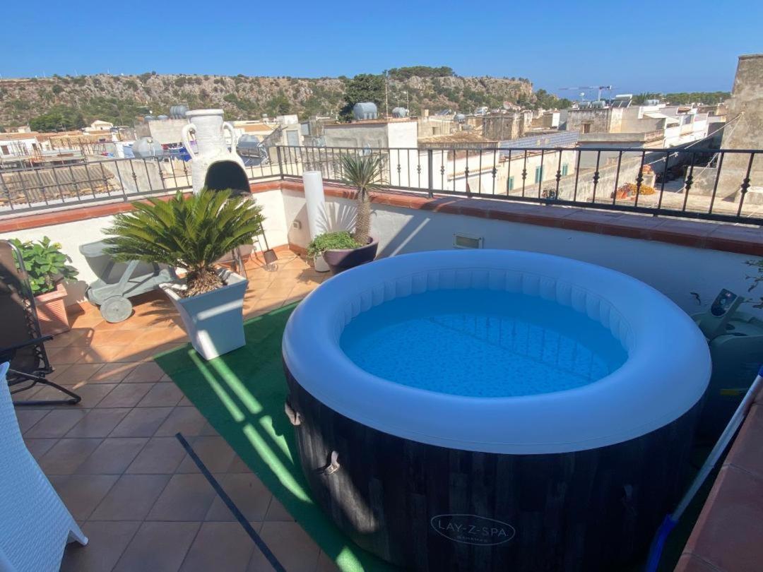 Apartment With Terraces And Private Jacuzzi - San Vito 400M From Beach ซานวิโต โลคาโป ภายนอก รูปภาพ